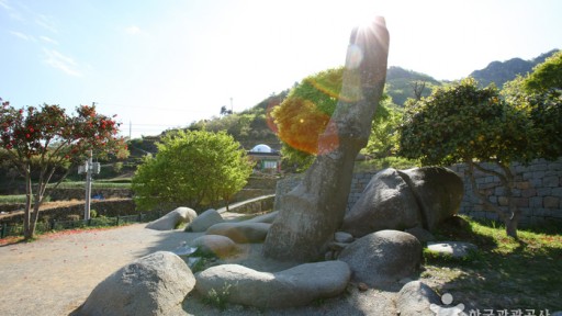 남해 가천 해변과 암수바위